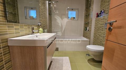 Apartamento t4 em condomínio fechado com piscina e garagem box praia da rocha