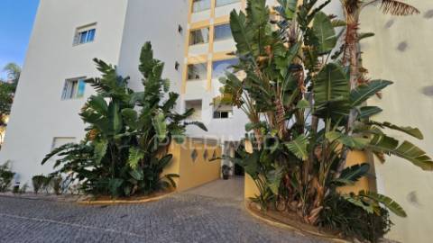 Apartamento t4 em condomínio fechado com piscina e garagem box praia da rocha