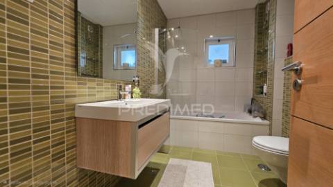 Apartamento t4 em condomínio fechado com piscina e garagem box praia da rocha