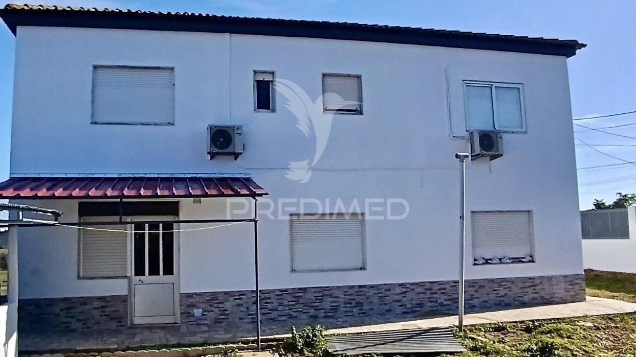 Moradia t3 + 2 com ampla área externa