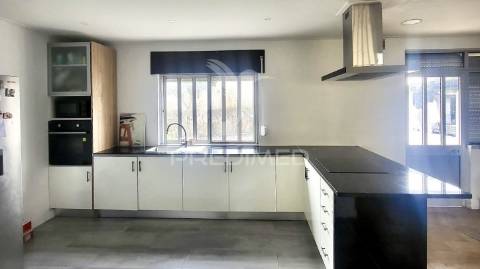 Moradia t3 + 2 com ampla área externa