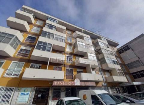Apartamento t2 no laranjeiro, almada