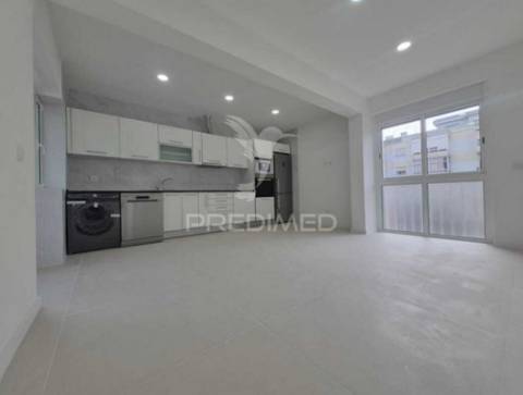 Apartamento t2 no laranjeiro, almada