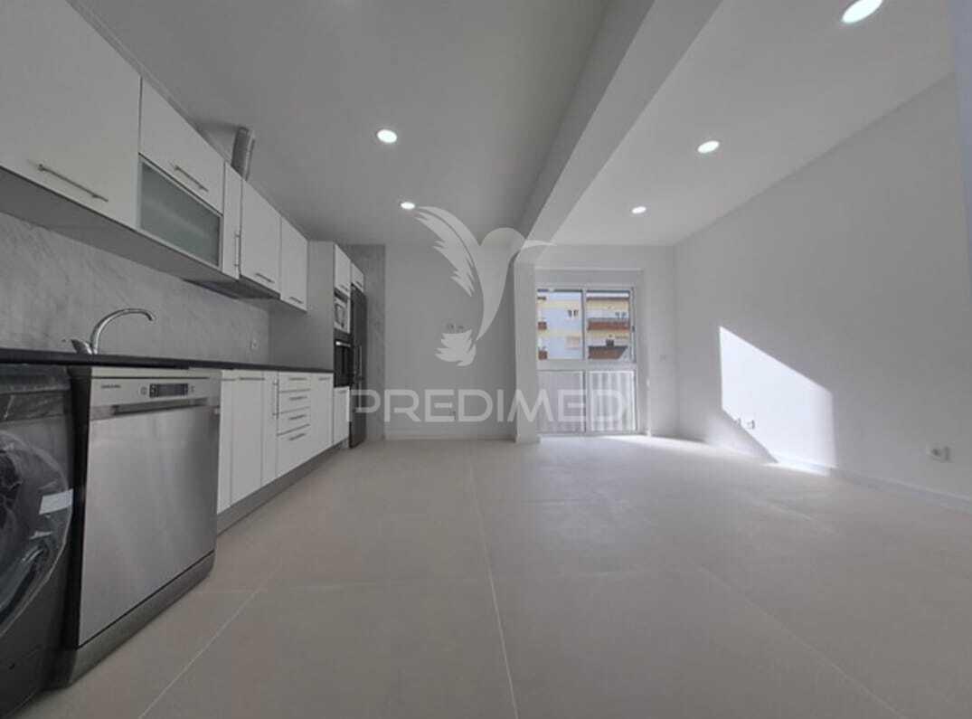 Apartamento t2 no laranjeiro, almada