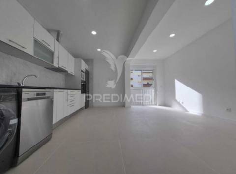 Apartamento t2 no laranjeiro, almada