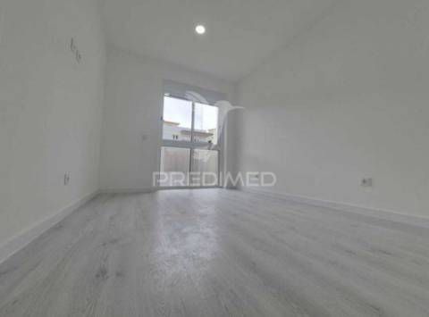 Apartamento t2 no laranjeiro, almada