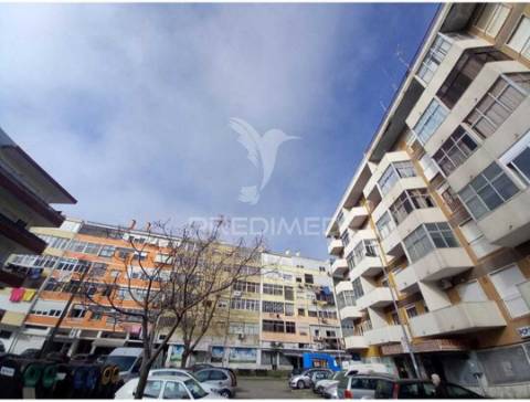 Apartamento t2 no laranjeiro, almada