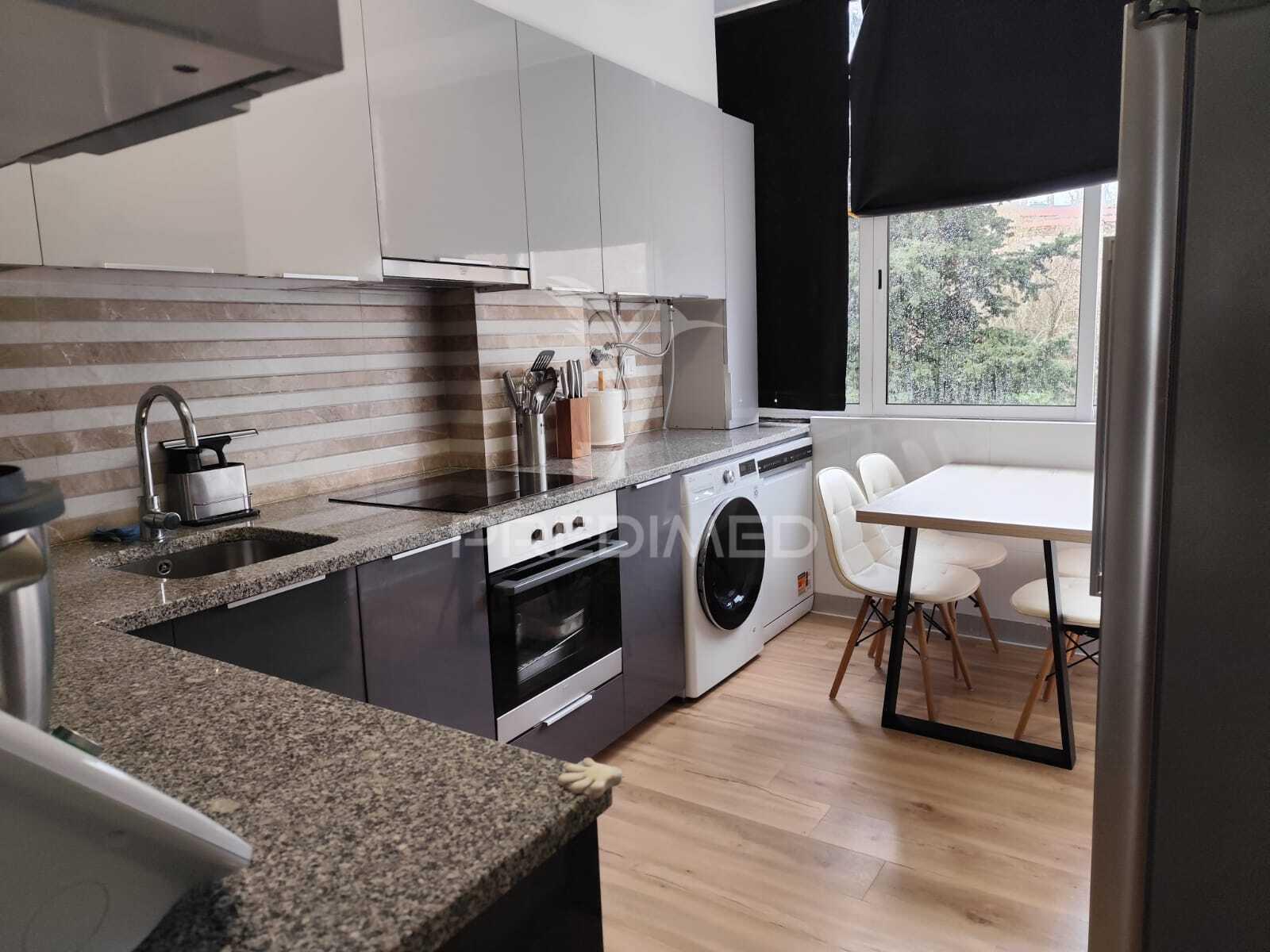 T3 + 1 , remodelado, com varanda