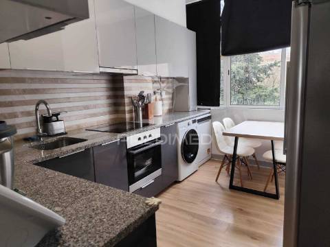 T3 + 1 , remodelado, com varanda