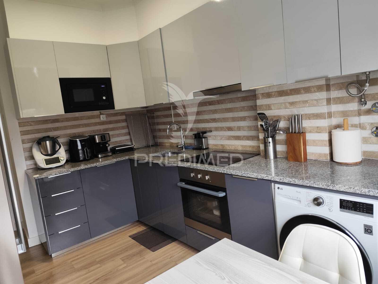 T3 + 1 , remodelado, com varanda