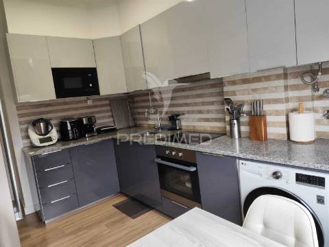 T3 + 1 , remodelado, com varanda