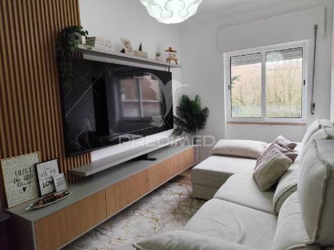 T3 + 1 , remodelado, com varanda