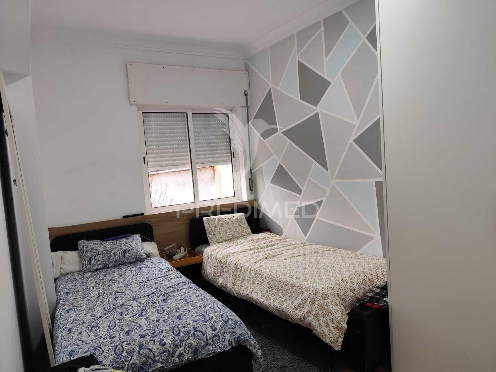 T3 + 1 , remodelado, com varanda