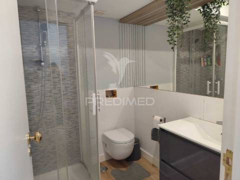 T3 + 1 , remodelado, com varanda