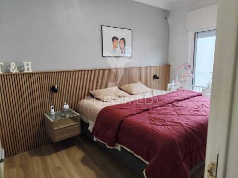 T3 + 1 , remodelado, com varanda