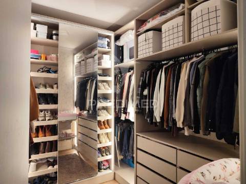 T3 + 1 , remodelado, com varanda