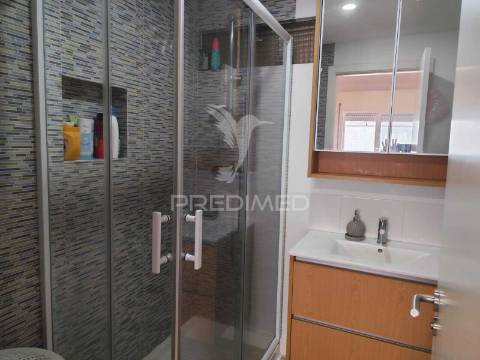 T3 + 1 , remodelado, com varanda