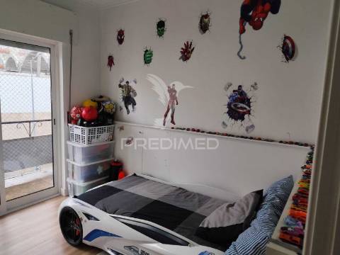 T3 + 1 , remodelado, com varanda