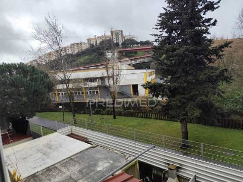 T3 + 1 , remodelado, com varanda