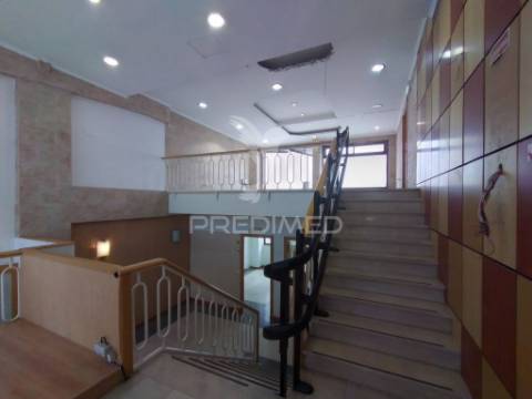 Vende se loja  com 3 pisos barreiro