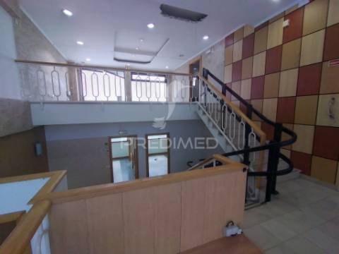 Vende se loja  com 3 pisos barreiro