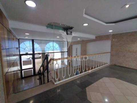 Vende se loja  com 3 pisos barreiro