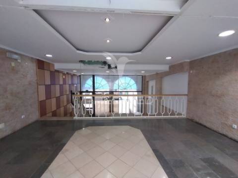 Vende se loja  com 3 pisos barreiro