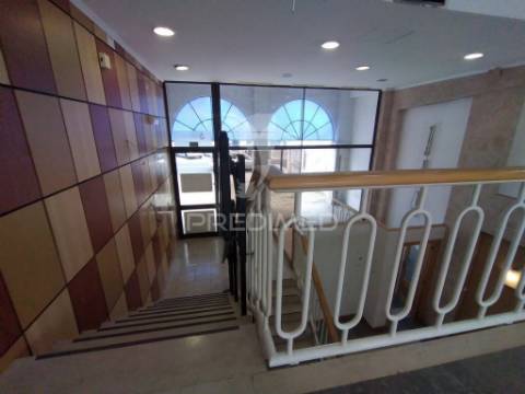 Vende se loja  com 3 pisos barreiro