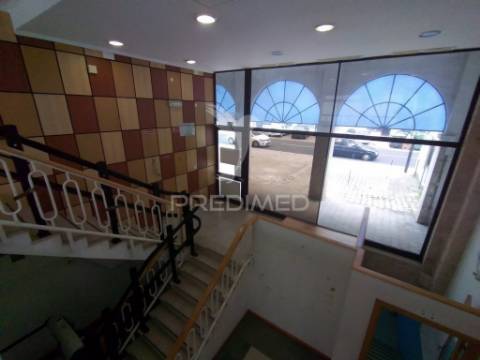 Vende se loja  com 3 pisos barreiro