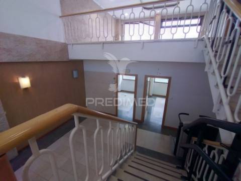 Vende se loja  com 3 pisos barreiro