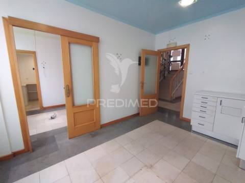 Vende se loja  com 3 pisos barreiro