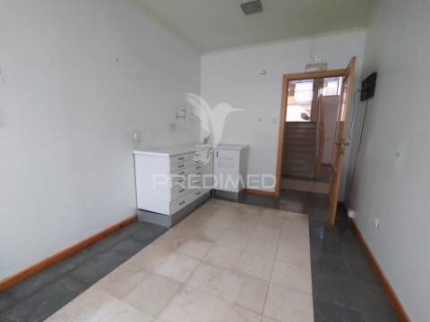 Vende se loja  com 3 pisos barreiro