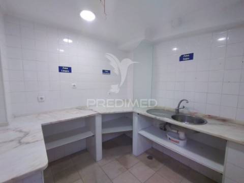 Vende se loja  com 3 pisos barreiro