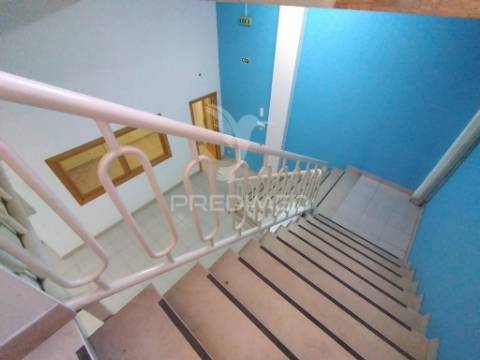 Vende se loja  com 3 pisos barreiro