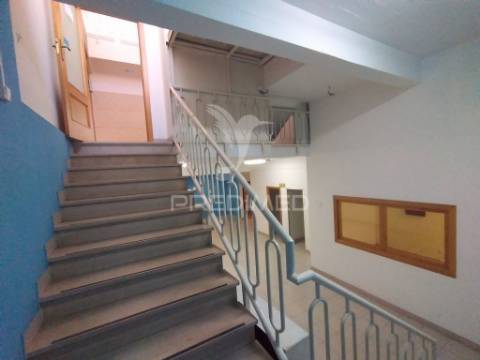 Vende se loja  com 3 pisos barreiro