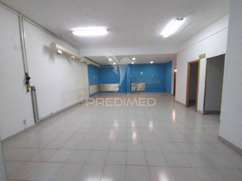 Vende se loja  com 3 pisos barreiro