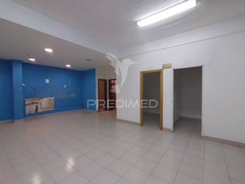 Vende se loja  com 3 pisos barreiro