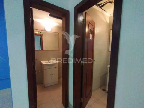 Vende se loja  com 3 pisos barreiro