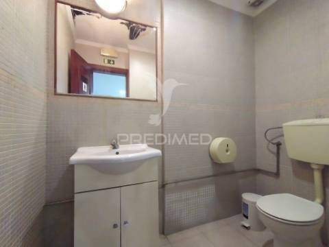 Vende se loja  com 3 pisos barreiro