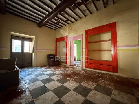 Moradia para recuperação com elevado potencial de rentabilidade no centro histórico de elvas