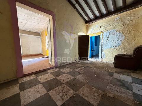 Moradia para recuperação com elevado potencial de rentabilidade no centro histórico de elvas