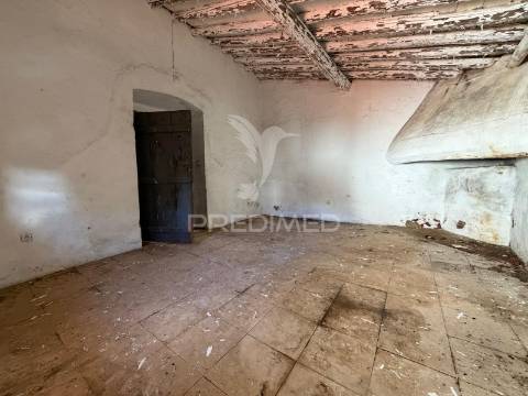 Moradia para recuperação com elevado potencial de rentabilidade no centro histórico de elvas