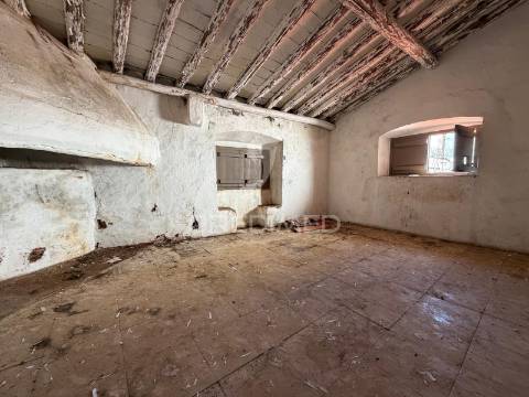 Moradia para recuperação com elevado potencial de rentabilidade no centro histórico de elvas