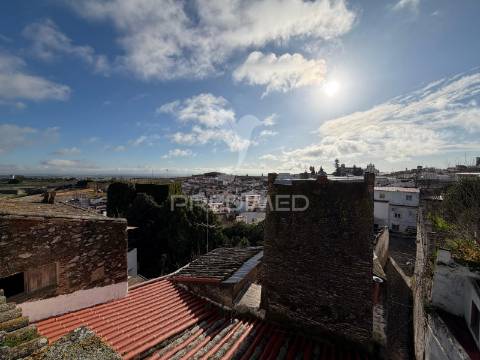 Moradia para recuperação com elevado potencial de rentabilidade no centro histórico de elvas