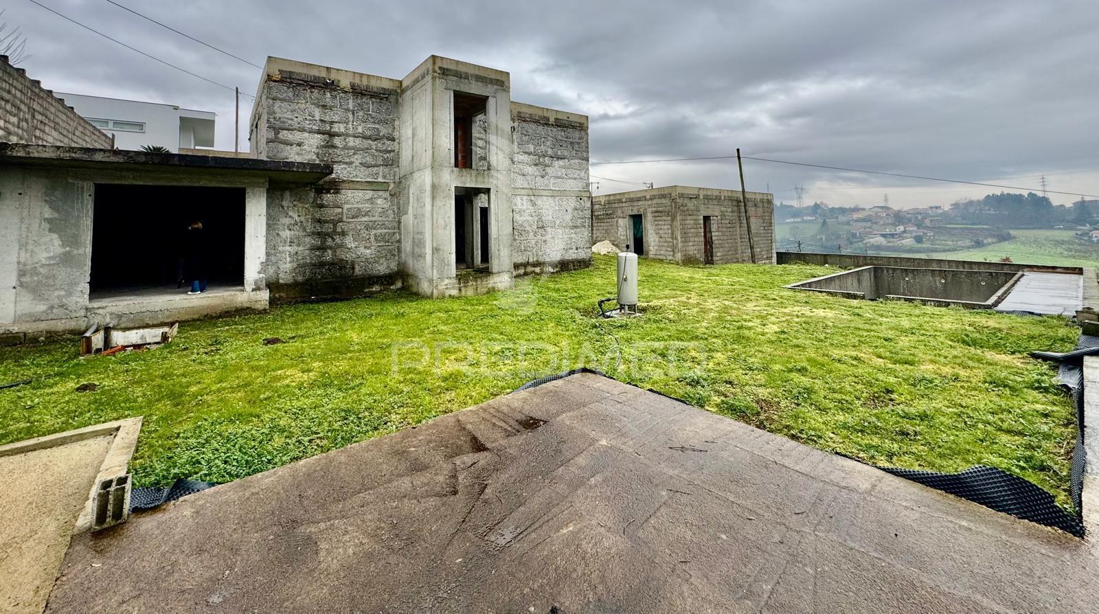 Moradia t4 nova com "piscina" em serzedelo, guimarães