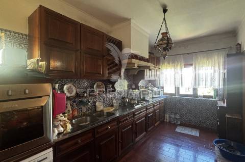 Moradia isolada t4 | 260 m² de construção | lote de 525 m² | piscina | excelente oportunidade de personalização