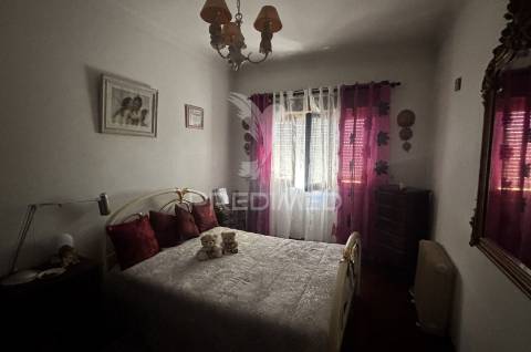 Moradia isolada t4 | 260 m² de construção | lote de 525 m² | piscina | excelente oportunidade de personalização