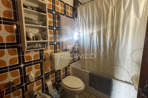 Moradia isolada t4 | 260 m² de construção | lote de 525 m² | piscina | excelente oportunidade de personalização