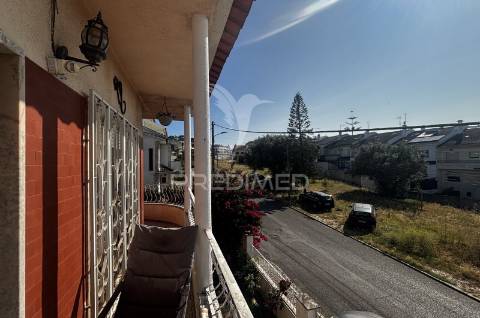 Moradia isolada t4 | 260 m² de construção | lote de 525 m² | piscina | excelente oportunidade de personalização