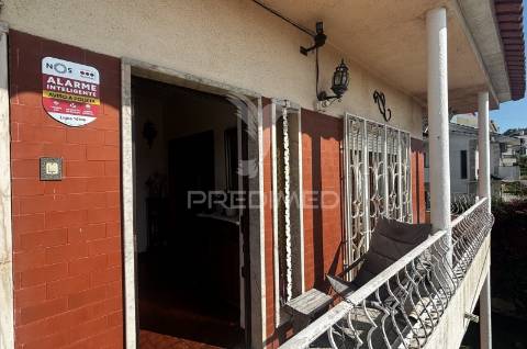 Moradia isolada t4 | 260 m² de construção | lote de 525 m² | piscina | excelente oportunidade de personalização